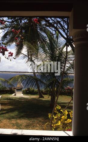 Peponi Hotel sulla spiaggia, vicino alla città vecchia di Lamu, isola al largo della costa dell'Oceano Indiano del Kenya. Foto Stock