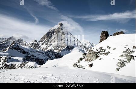 Vista sul monte Cervino contro il cielo blu Alpi svizzere Foto Stock