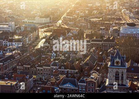 Delft, Paesi Bassi, Olanda, 18 Gennaio 2020. Vista dall'alto dalla Chiesa Nuova (Nieuwe Kerk) Campanile di Stadhuis (il Municipio) (stile rinascimentale Foto Stock