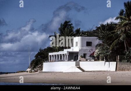 Peponi Hotel sulla spiaggia, vicino alla città vecchia di Lamu, isola al largo della costa dell'Oceano Indiano del Kenya. Foto Stock