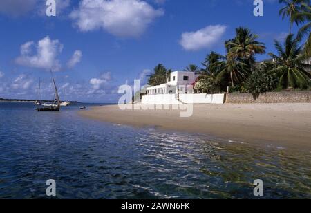 Peponi Hotel sulla spiaggia, vicino alla città vecchia di Lamu, isola al largo della costa dell'Oceano Indiano del Kenya. Foto Stock