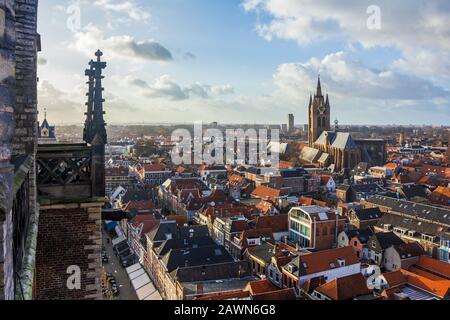Delft, Paesi Bassi, Olanda, 18 Gennaio 2020. Vista dall'alto dalla chiesa nuova (Nieuwe Kerk) Campanile del campanile pendente della chiesa vecchia Foto Stock
