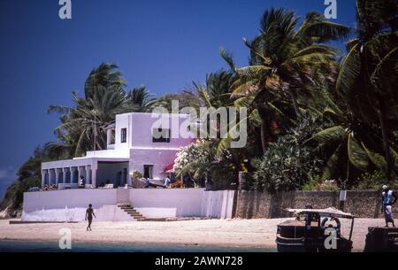 Peponi Hotel sulla spiaggia, vicino alla città vecchia di Lamu, isola al largo della costa dell'Oceano Indiano del Kenya. Foto Stock