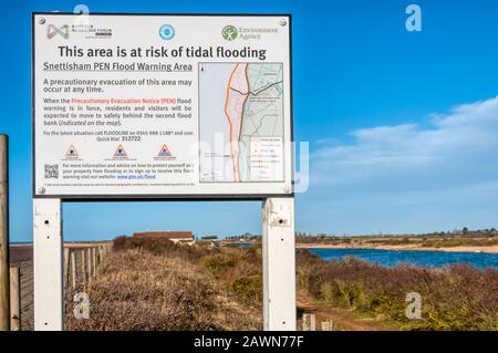 Segnale di avvertimento del rischio di inondazione di marea a Snettisham sulla costa orientale del Wash. Foto Stock