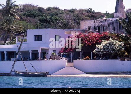 Peponi Hotel sulla spiaggia, vicino alla città vecchia di Lamu, isola al largo della costa dell'Oceano Indiano del Kenya. Foto Stock