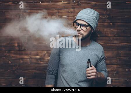 E-liquido aromatizzato al vapore di una sigaretta elettronica Foto Stock