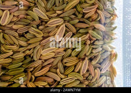 semi di finocchio in imballaggi di plastica pronti per essere preparati come tè. Foto Stock