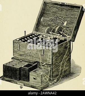 L'assistenza infermieristica e la cura del nervoso e dell'insano . BATTERIA portatile A CORRENTE GALVANICA COSTANTE In Fig. 6 è mostrata una batteria galvanica di trenta celle realizzata da Flemming. In questa batteria, se l'operatorelatore desidera utilizzare la corrente di un numero limitato di cellule, deve mettere in azione solo un'unica sezione, quindi 80 L'ASSISTENZA INFERMIERISTICA E LA CURA DI salvare lo zinco e il fluido del resto; O se qualche incidente dovesse accadere ad una parte esso interessa soltanto la sezione isin, e non, come in alcune altre forme, l'intero battery.The elementi sono zinco e carbonio, il fluido il bichro-Fig. 7.. FLEMMINGS COMBINAZIONE A 30 CELLE BAT Foto Stock