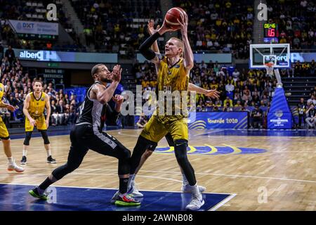 Tenerife, Italia, 09 Feb 2020, aaron White (iberostar tenerife) in azione , marcato da kyle weems (segafredo virtus bologna) in finale - Segafredo Virtus Bologna vs Iberostar Tenerife - FIBA Intercontinental Cup - Credit: LPS/Davide di Lalla/Alamy Live News Foto Stock