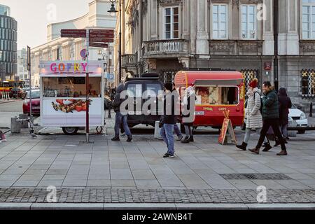 Vita di strada della città la domenica pomeriggio caldo inverno, Krakowskie Przedmiescie strada, Varsavia, Polonia Foto Stock