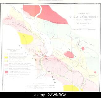 Carte Sessional del Dominion del Canada 1905 . er canali di drenaggio, d'altra parte, come il fiume AsDuke e Slims, possiedono grandi valli e sono delimitati appartamenti bywide, che si estendono, di nuovo nella gamma per molte miglia. La parte centrale della catena di St. Elias è coperta da campi di neve quasi continuoussnow, trafitto in luoghi da punti rocciosi scuri; campi di neve più piccoli sopravvivono l'estate su tutti i principali gruppi di montagna e creste.ghiacciai si verificano alle teste di tutti i principali ruscelli. Il grande ghiacciaio Kaskawulsh, il più grande del distretto visitato, scende dal nevo centrale, e ha un l Foto Stock