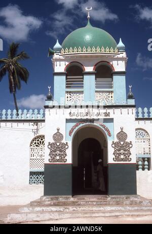 Moschea nella città vecchia di Lamu, costa dell'Oceano Indiano del Kenya. Lamu era sulla strada commerciale principale secoli fa dall'Arabia a Zanzibar sulla costa dell'Africa orientale. Foto Stock