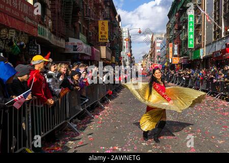 New York, Stati Uniti. 9th Feb, 2020. Una ballerina si esibisce durante la sfilata cinese di Capodanno a Chinatown. Credit: Enrique Shore/Alamy Live News Foto Stock