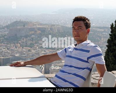 Giovane con faccia seria ad Atene, Grecia Foto Stock