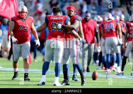 Houston, Texas, Stati Uniti. 5th Gen 2020. Houston Roughnecks offensivo lineman Kelvin Palmer (77, a destra) abbraccia l'estremità difensiva Corey Crawford (93) durante le introduzioni pre-partita prima del gioco di stagione regolare XFL contro LA Wildcats al TDECU Stadium di Houston, TX l'8 febbraio 2020. Credito: Erik Williams/Zuma Wire/Alamy Live News Foto Stock