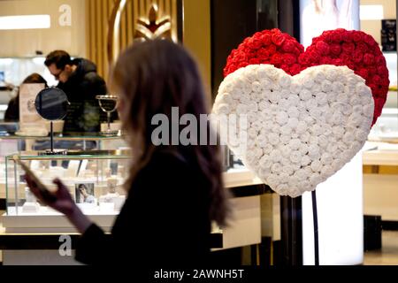 Mosca, Russia. 8th di Febbraio, 2020 decorazione di vetrina di un negozio di gioielli nel centro commerciale di Mosca alla vigilia di San Valentino, Russia Foto Stock