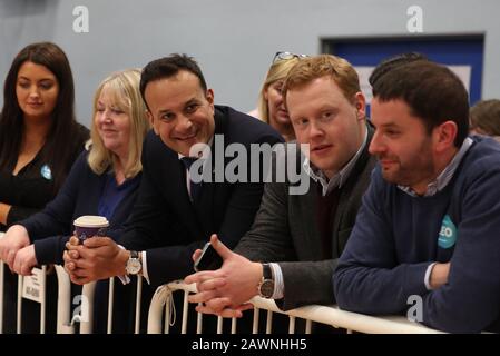 Taoiseach Leo Varadkar con i colleghi del partito al Phibblestown Community Center di Dublino, mentre il conteggio continua nelle Elezioni generali irlandesi del 2020 per la circoscrizione di Dublino Ovest. Foto Stock