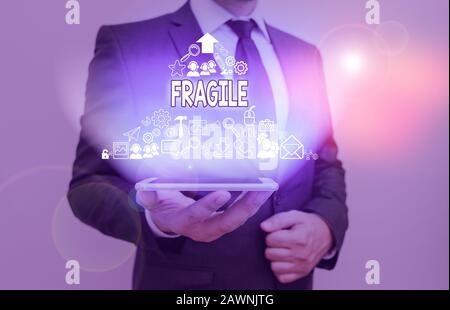 Nota di scrittura Fragile. Concetto Aziendale Per Maniglia Frangibile Con Care Bubble Wrap Glass Merci Pericolose Foto Stock