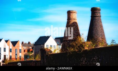 Fornaci di ceramica accanto al canale di Caldon vicino a Stoke on Trent, Regno Unito Foto Stock