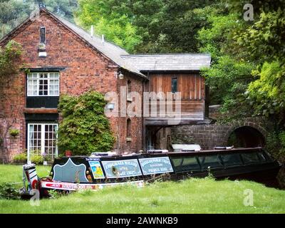 Gita in barca ormeggiata accanto alla casa sul canale di Caldon vicino a Stoke on Trent, Regno Unito Foto Stock