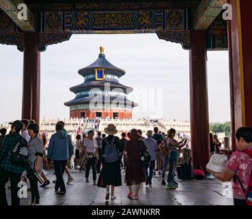 I turisti all'ingresso della Sala di preghiera per I Buoni Raccolti, il complesso del Tempio del Paradiso, Pechino, Cina, Asia Foto Stock