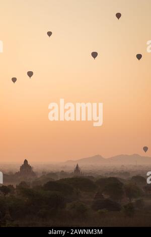 Bella vista di palloncini d'aria calda sopra templi e pagode all'antica pianura di Bagan in Myanmar (Birmania) all'alba. Foto Stock