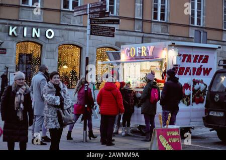 Cabina per waffle, sulla via Krakowskie Przedmiescie nella città vecchia di Varsavia, Polonia Foto Stock