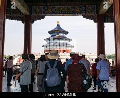 I turisti all'ingresso della Sala di preghiera per I Buoni Raccolti, il complesso del Tempio del Paradiso, Pechino, Cina, Asia Foto Stock