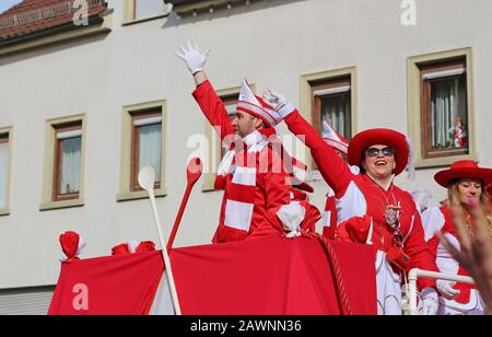 Donzdorf, Germania - 03 marzo 2019: Tradizionale processione festosa di carnevale Foto Stock