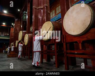 Tamburi che battono tamburi all'interno della Torre Del Tamburo o Gulou, Pechino, Cina, Asia Foto Stock