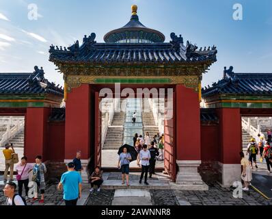 I turisti all'ingresso della Sala di preghiera per I Buoni Raccolti, il complesso del Tempio del Paradiso, Pechino, Cina, Asia Foto Stock