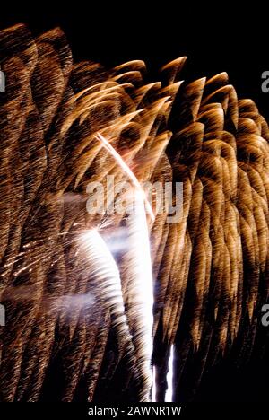 Fuochi d'artificio la celebrazione del quarto di luglio crea un contrasto colorato di colore e sfocato movimento contro un cielo notturno oscurato. Foto Stock