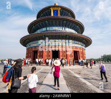 Turisti in Sala di preghiera per Buoni Raccolti, complesso del Tempio del Paradiso, Pechino, Cina, Asia Foto Stock