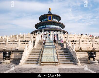 Turisti in Sala di preghiera per Buoni Raccolti, complesso del Tempio del Paradiso, Pechino, Cina, Asia Foto Stock