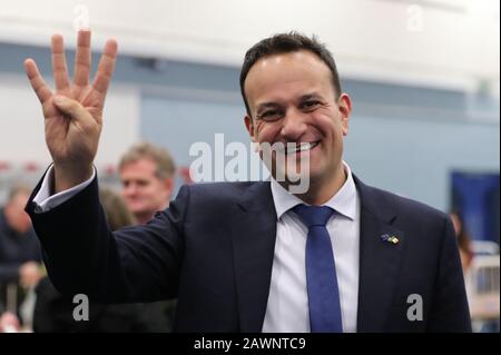 Taoiseach Leo Varadkar celebra dopo aver preservato la sua sede per Dublino Ovest al Phibblestown Community Centre di Dublino mentre il conteggio continua nelle Elezioni generali irlandesi del 2020. Foto Stock