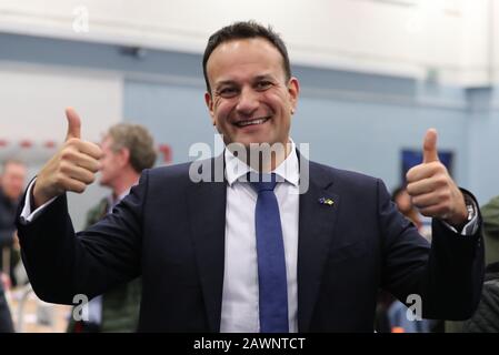 Taoiseach Leo Varadkar celebra dopo aver preservato la sua sede per Dublino Ovest al Phibblestown Community Centre di Dublino mentre il conteggio continua nelle Elezioni generali irlandesi del 2020. Foto Stock