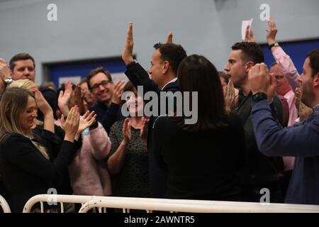 Taoiseach Leo Varadkar celebra dopo aver preservato la sua sede per Dublino Ovest al Phibblestown Community Centre di Dublino mentre il conteggio continua nelle Elezioni generali irlandesi del 2020. Foto PA. Foto PA. Data Immagine: Domenica 9 Febbraio 2020. Vedi la storia di PA Elezioni IRLANDESI. Photo credit dovrebbe leggere: Liam McBurney / PA Filo Foto Stock