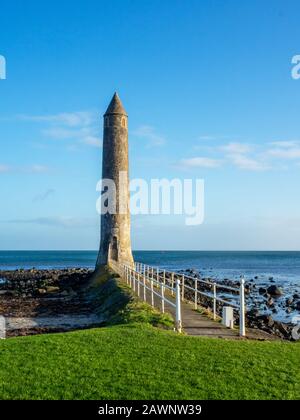 Chain Memorial Tower a Larne, vicino a Belfast, Irlanda del Nord, Regno Unito, all'alba Foto Stock