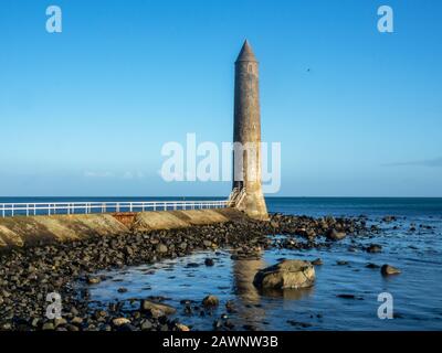 Chain Memorial Tower a Larne, vicino a Belfast, Irlanda del Nord, Regno Unito, all'alba Foto Stock