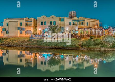 Ristoranti Egypio di notte che riflettono nelle acque calme della laguna, el Gouna, Egitto, 16 gennaio 2020 Foto Stock