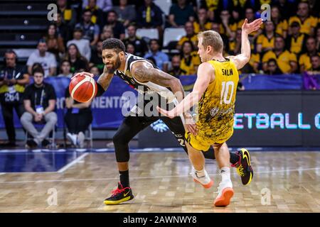 Tenerife, Italia, 09 Feb 2020, devyn Marble (segafredo virtus bologna) in azione , marcato dalla sasu salin (iberostar tenerife) in finale - Segafredo Virtus Bologna vs Iberostar Tenerife - FIBA Intercontinental Cup - Credit: LPS/Davide di Lalla/Alamy Live News Foto Stock