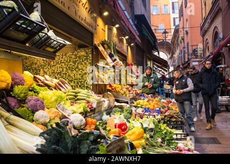 Persone che camminano in Via Pescherie Vecchie, un famoso vicolo pieno di negozi tradizionali e bancarelle alimentari Foto Stock