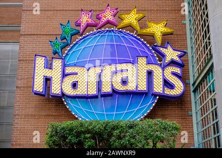 Pubblicità sul gioco d'azzardo, insegna del casinò Harrah, logo, a Caesars Entertainment Property, New Orleans, Louisiana, Stati Uniti d'America, USA Foto Stock