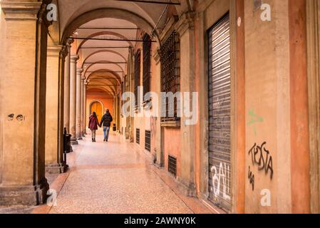 Una coppia di portici a Bologna si trova nel centro storico medievale di Bologna. Regione Emilia-Romagna, Italia Settentrionale. Foto Stock