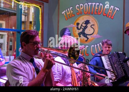 Musicisti di band jazz che suonano musica dal vivo al bar Spotted Cat Music Club in Frenchmen Street, Marigny, New Orleans, Louisiana Foto Stock