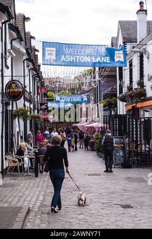 Glasgow, Regno Unito – Giugno 2014: Vista di Ashton Lane, una stradina acciottolata nel West End di Glasgow, ricca di pub e ristoranti. Foto Stock
