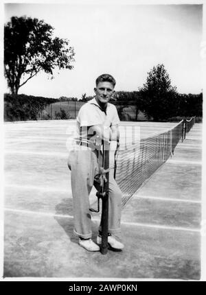 1937 , NEW YORK , USA : il film attore KIRK DOUGLAS ( nato il 9 dicembre 1916, Amsterdam, New York, USA ) giocatore di tennis posa per uno scrapbook momento i Foto Stock