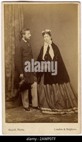 1863 ca, Londra, GRAN BRETAGNA : il futuro re EDOARDO VII (1841 - 1910) figlio della regina Vittoria d'Inghilterra (1819 - 1901) con LA moglie di Joung ALEX Foto Stock