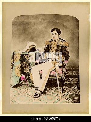 1873 , Tokyo , Giappone : Imperatore del Giappone MEIJI il Grande ( 1852 - 1912 ) in abito militare . Foto Di Uchida Kuichi ( 1844 - 1875 ) . Sposato con H. Foto Stock