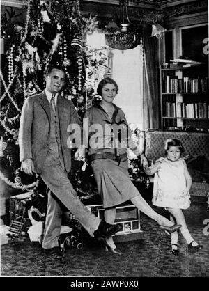 1925 , dicembre , PARIGI , FRANCIA : LO scrittore americano FRANCIS SCOTT FITZGERALD ( 1896 - 1940 ) con la moglie Zelda Sayre ) e la figlia Scottie In pari Foto Stock